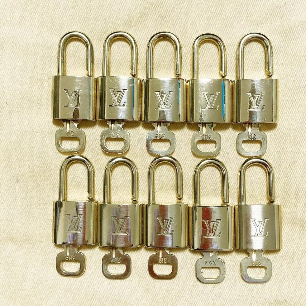 AUTHENTIC LOUIS VUITTON LV 10 SET PADLOCK KEY CHARM CADENA GOLD FRANC